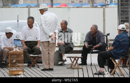 --FILE--anziani residenti cinesi chat su di una strada nella città di Qingdao, est Chinas provincia di Shandong, 26 settembre 2012. Il popolo cinese si è ritirato da th Foto Stock