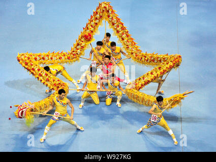 Collegio cinese gli studenti svolgono dragon dance durante la finale del 6 Federazione delle Università dello Sport della Cina Loong-Liondance Branca in Nanjing East Foto Stock