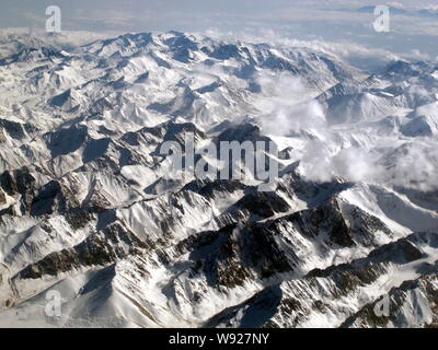 --FILE - Questa immagine presa da un piano su 23 Ottobre 2011 mostra il paesaggio della catena montuosa dei monti Tianshan in Northwest Chinas Xinjian Foto Stock