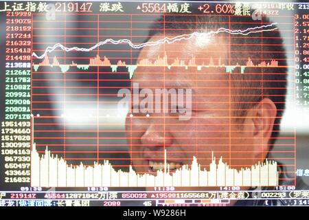 In questo multi-immagine di esposizione, un investitore cinese sorride come egli guarda la Shanghai indice composito in corrispondenza di un magazzino casa di brokeraggio in Qingdao City, est Foto Stock