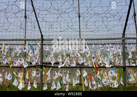 Paju, Corea del Sud. 15 Maggio, 2019. Corea del Sud le bandiere descritto con auguri appesi ad un filo spinato sulla Corea del Sud del 'la sicurezza comune zona' al confine con la Corea del Nord nella zona demilitarizzata (DMZ). Credito: Pietro Gercke/dpa-Zentralbild/ZB/dpa/Alamy Live News Foto Stock