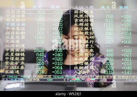 In questo multi-immagine di esposizione, un investitore cinese guarda i prezzi delle azioni (verde per la caduta dei prezzi) in corrispondenza di un magazzino casa di brokeraggio in Qingdao City, EAS Foto Stock