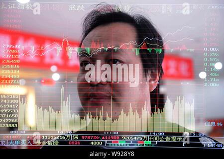 Questa immagine composita mostra un investitore cinese guardando i prezzi delle azioni a un magazzino casa di brokeraggio a Qingdao City East Chinas provincia di Shandong, 1 Foto Stock