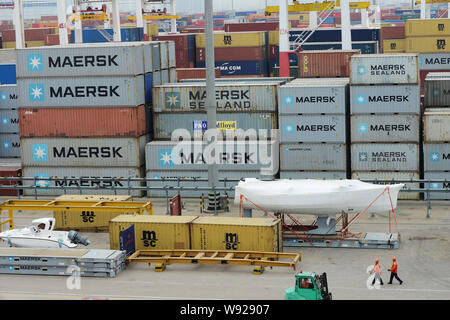Vista di contenitori caricati su un cestello di trasporto per contenitori presso il porto di Qingdao Qingdao, est Chinas provincia di Shandong, 8 maggio 2013. Le esportazioni di porcellane e mi Foto Stock