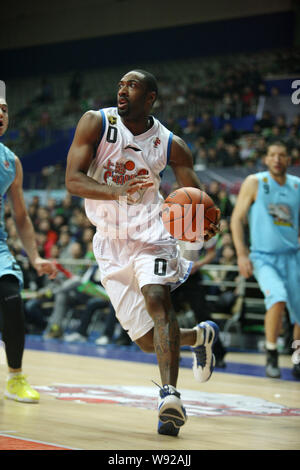 Gilbert Arenas della Shanghai squali dribbling contro il Xinjiang Flying Tigers nella loro 22 round corrispondere durante il 2012/2013 CBA stagione in Shangha Foto Stock