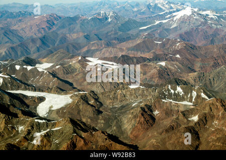 Andean mountain range con cime delle montagne coperte da neve, vista aerea delle Ande dalla finestra di piano Foto Stock