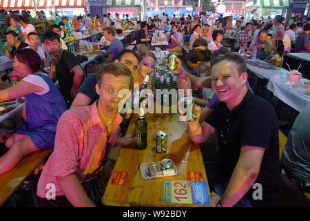 Gli ospiti stranieri e gente locale potrete gustare birra durante la XXIII Qingdao International Beer Festival a Qingdao, est Chinas provincia di Shandong, 23 agosto 20 Foto Stock