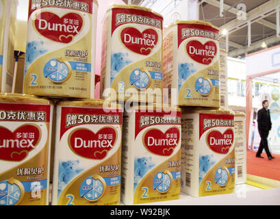 --FILE--barattoli di Dumex baby formula di Danone sono visualizzati durante una mostra nella città di Nanjing East Chinas provincia dello Jiangsu, 14 dicembre 2013. Ch Foto Stock