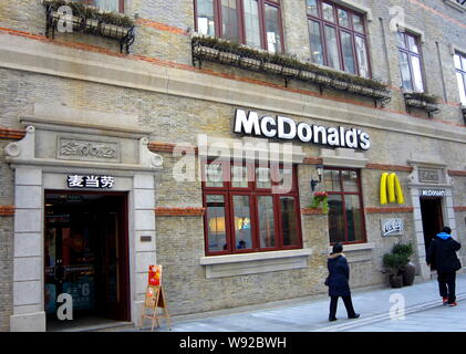 --FILE--pedoni a piedi passato un ramo del McDonalds un fast food ristorante nel Chuhehan strada pedonale a Wuhan City, porcellane centrale provincia di Hubei Foto Stock