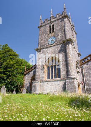 Dorchester, England, Regno Unito - 29 Giugno 2019: il sole splende sulla torre e il cimitero della Chiesa di St Mary Frampton, Dorset. Foto Stock