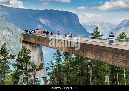 Aurland, Sogn og Fordjane, Norvegia, Scandinavia - Luglio 27, 2019: Stegastein lungo la nazionale il percorso panoramico vicino Aurlandsfjellet Aurland in Norvegia Foto Stock