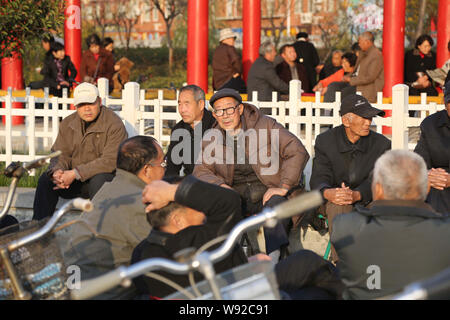 --FILE--anziani residenti cinesi chat per trascorrere il tempo in un parco nella città di Xuchang, porcellane centrale provincia di Henan, 17 novembre 2013. Pe cinese Foto Stock