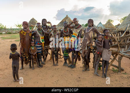 Turmi, Omo River Valley, Etiopia - 10 Maggio 2019: Ritratto di Hamar donna e bambini nel villaggio. Gli Hamer sono una tribù primitiva e le donne hav Foto Stock