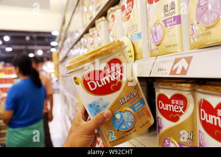 --FILE--un cliente negozi per Dumex baby formula di Danone in un supermercato in città Xuchang, porcellane centrale provincia di Henan, 16 agosto 2013. Danones D Foto Stock