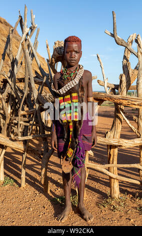 Turmi, Omo River Valley, Etiopia - 10 Maggio 2019: Ritratto di Hamar bambini nel villaggio. Gli Hamer sono una tribù primitiva e le donne hanno molti dec Foto Stock