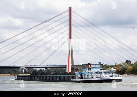 Duesseldorf, Germania. 12 Ago, 2019. Vista del ponte Fleher. A causa della ristrutturazione del ponte Fleher a Düsseldorf, gli automobilisti sulla A46 dovrà aspettarsi notevoli limitazioni al traffico da mercoledì (14.08.2019). Dalle 22.00 in poi la strada in direzione di Neuss sarà completamente chiuso fino alle 5 del mattino Lunedì mattina, Straßen.NRW ha annunciato. A partire da venerdì notte, tutta la carreggiata sarà chiuso fino a lunedì mattina. Credito: Rolf Vennenbernd/dpa/Alamy Live News Foto Stock