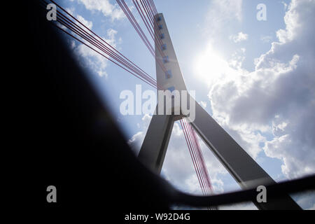 Duesseldorf, Germania. 12 Ago, 2019. Vista del ponte Fleher. A causa della ristrutturazione del ponte Fleher a Düsseldorf, gli automobilisti sulla A46 dovrà aspettarsi notevoli limitazioni al traffico da mercoledì (14.08.2019). Dalle 22.00 in poi la strada in direzione di Neuss sarà completamente chiuso fino alle 5 del mattino Lunedì mattina, Straßen.NRW ha annunciato. A partire da venerdì notte, tutta la carreggiata sarà chiuso fino a lunedì mattina. Credito: Rolf Vennenbernd/dpa/Alamy Live News Foto Stock