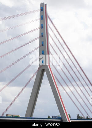 Duesseldorf, Germania. 12 Ago, 2019. Vista del ponte Fleher. A causa della ristrutturazione del ponte Fleher a Düsseldorf, gli automobilisti sulla A46 dovrà aspettarsi notevoli limitazioni al traffico da mercoledì (14.08.2019). Dalle 22.00 in poi la strada in direzione di Neuss sarà completamente chiuso fino alle 5 del mattino Lunedì mattina, Straßen.NRW ha annunciato. A partire da venerdì notte, tutta la carreggiata sarà chiuso fino a lunedì mattina. Credito: Rolf Vennenbernd/dpa/Alamy Live News Foto Stock