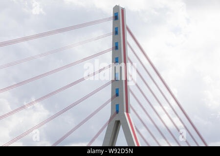 Duesseldorf, Germania. 12 Ago, 2019. Vista del ponte Fleher. A causa della ristrutturazione del ponte Fleher a Düsseldorf, gli automobilisti sulla A46 dovrà aspettarsi notevoli limitazioni al traffico da mercoledì (14.08.2019). Dalle 22.00 in poi la strada in direzione di Neuss sarà completamente chiuso fino alle 5 del mattino Lunedì mattina, Straßen.NRW ha annunciato. A partire da venerdì notte, tutta la carreggiata sarà chiuso fino a lunedì mattina. Credito: Rolf Vennenbernd/dpa/Alamy Live News Foto Stock