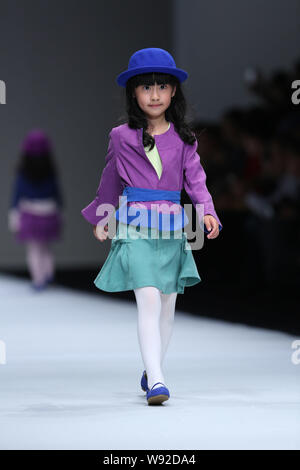 Un modello di giovani visualizza una nuova creazione al Kelkel fashion show durante la Shanghai Fashion Week Primavera/Estate 2014 in Cina a Shanghai, 20 ottobre 20 Foto Stock