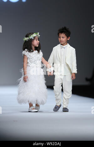 Modelli giovani visualizzare una nuova creazione al Kelkel fashion show durante la Shanghai Fashion Week Primavera/Estate 2014 in Cina a Shanghai, 20 Ottobre 2013 Foto Stock