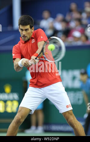 Novak Djokovic di Serbia restituisce un colpo contro Juan Martin Del Potro di Argentina nel corso Mens Singles partita finale del Masters di Shanghai tour di tennis Foto Stock