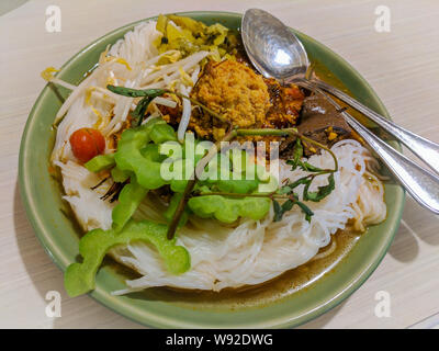 Spaghetti di riso con pollo al curry e salsa di verdure fresche. Foto Stock