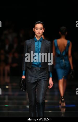 Un modello consente di visualizzare una nuova creazione in una sfilata di moda Hugo Boss in Cina a Shanghai, 30 maggio 2013. Foto Stock