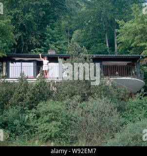 Die deusch-britische Schlagersängerin Ireen Sheer winkt vom Haus aus im Urlaub, ca. 1988. L'anglo-tedesco cantante pop Ireen Sheer onde da casa per le vacanze, circa 1988. Foto Stock