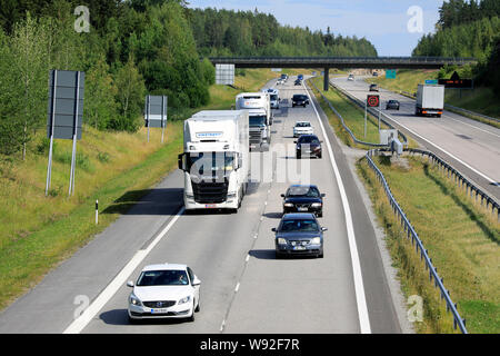 Salo, Finlandia. Luglio 19, 2019. Due bianchi Scania camion merci la guida in autostrada il traffico su Finnish National Road 1, E18, in un giorno di estate. Foto Stock