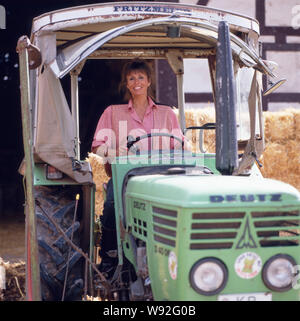 Die deusch-britische Schlagersängerin Ireen Sheer auf Ihrem Bauernhof, Anfang der 1990er. Foto Stock