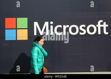 --FILE--A passeggiate a piedi passato un logo di Microsoft in Cina a Shanghai, 12 dicembre 2013. Microsoft ha lanciato il suo primo industria automobilistica innovatio Foto Stock