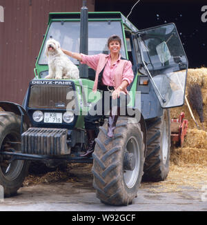 Die deusch-britische Schlagersängerin Ireen Sheer auf Ihrem Bauernhof, Anfang der 1990er. L'anglo-tedesco cantante pop Ireen a strapiombo sulla sua azienda agricola nei primi anni novanta. Foto Stock
