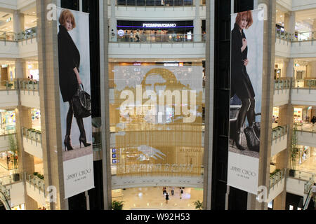 Un golden ritratto di Mona Lisa composta di più di 100.000 Ferrero Rocher sfere di cioccolato è appeso al Grand Gateway shopping mall a Shanghai in Cina, Foto Stock