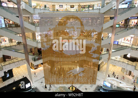 Un golden ritratto di Mona Lisa composta di più di 100.000 Ferrero Rocher sfere di cioccolato è appeso al Grand Gateway shopping mall a Shanghai in Cina, Foto Stock