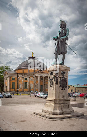 KARLSKRONA, Svezia - Luglio 03, 2019: la statua della città fondatore Karl XI è stato il primo ufficiale di statua in Karlskrona ed è stata dedicata dal re Osca Foto Stock