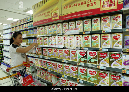 --FILE--un cliente cinese per negozi Dumex baby formula di Danone in un supermercato a Shanghai in Cina, 5 agosto 2013. Danones Dumex brand è estrema Foto Stock