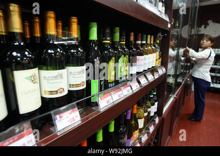 --FILE--bottiglie di vino importato dalla Francia, in Sud Africa e in altri paesi sono in vendita in un supermercato a Shanghai in Cina, 2 luglio 2013. Chinas Foto Stock