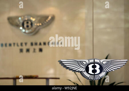 Logo sulla porta di un negozio di Bentley in Cina a Shanghai, 1 luglio 2013. Luxury Car Maker Bentley Motors Inc ha detto la sua auto vendite in Cina rifiuta 17 Foto Stock