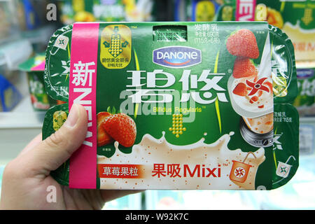 --FILE--un cliente negozi per lo yogurt Danone in un supermercato a Shanghai in Cina, il 21 maggio 2013. Chinese azienda lattiero-casearia Mengniu ha pubblicato una relazione stazio Foto Stock