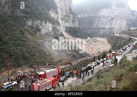 Il cinese per i vigili del fuoco e soccorritori si riuniranno presso il sito dopo una frana in Longchang Township, Kaili city, southwest Chinas Guizhou, 18 Febbraio 20 Foto Stock