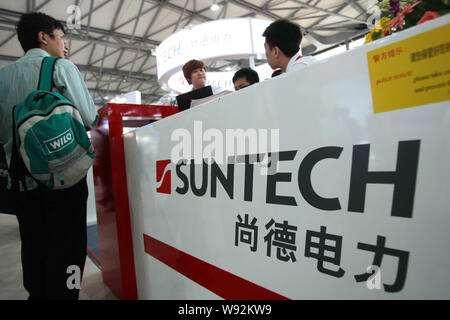 --FILE -- la gente visita lo stand di Suntech durante il sesto SNEC (2012) internazionale potenza fotovoltaico generazione salone conferenze, noto come SNEC Foto Stock