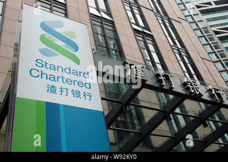 --FILE -- il ramo edificio dell'ufficio di Shanghai di Londra-elencati di Standard Chartered Bank è raffigurato in Cina a Shanghai, 9 agosto 2012. Standard Foto Stock