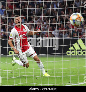 10 augustus 2019 Amsterdam, Paesi Bassi Calcio Olandese Eredivisie Ajax v FC Emmen 10-08-2019: Voetbal: AJAX v FC Emmen: Amsterdam L-R: Klaas-Jan Huntelaar di Ajax Heeft gescoord. 4-0 Ajax Foto Stock