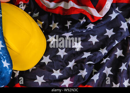 Bandiera degli Stati Uniti e casco giallo felice Festa del Lavoro patriottico americano Foto Stock