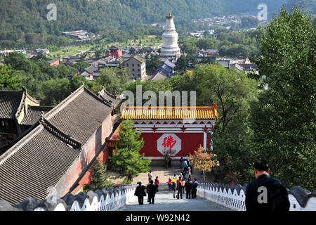 --FILE--turisti di visitare un tempio buddista sulla montagna Wutaishan (o il monte Wutai) nella contea di Wutai, Xinzhou city, Northwest Chinas nella provincia di Shanxi, 17 SE Foto Stock