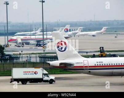 --FILE--piani di China Eastern Airlines sono visti presso l'Aeroporto Internazionale di Shanghai Pudong di Shanghai, Cina, 8 aprile 2010. Chinas grandi compagnie aeree Foto Stock