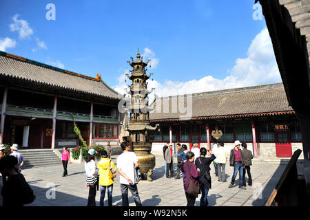 --FILE--turisti di visitare un tempio buddista sulla montagna Wutaishan (o il monte Wutai) nella contea di Wutai, Xinzhou city, Northwest Chinas nella provincia di Shanxi, 17 SE Foto Stock