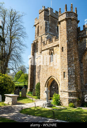 Bridport, Dorset, Regno Unito - 21 Aprile 2019: primavera sole risplende sulla torre e grave cantiere della chiesa Loders nel Dorset. Foto Stock