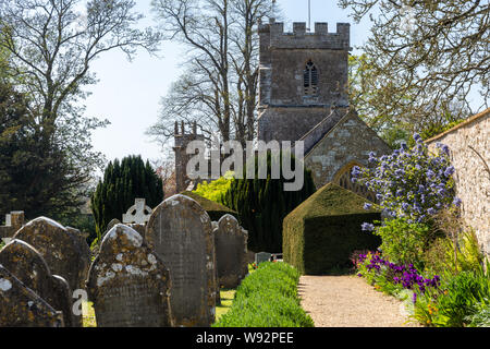 Bridport, Dorset, Regno Unito - 21 Aprile 2019: primavera sole risplende sulla torre e grave cantiere della chiesa Loders nel Dorset. Foto Stock